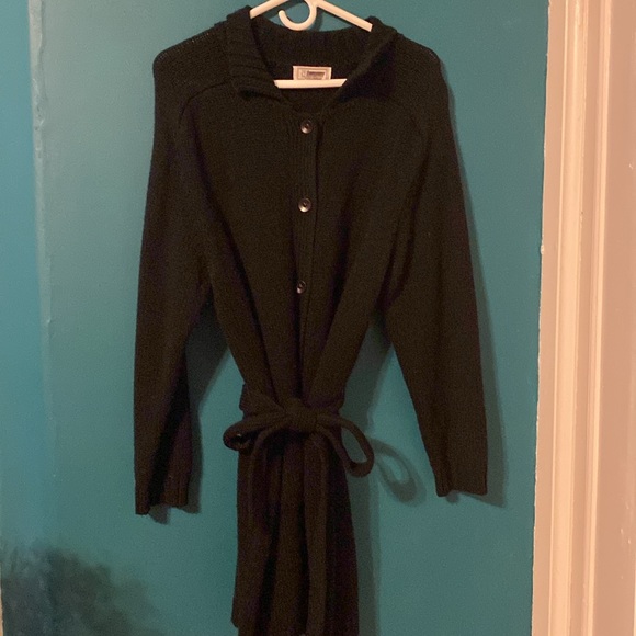 💙💙Ladies Long Black Sweater…Size L…Black…6 Button Front Closure & Belt💙💙 - Picture 5 of 5